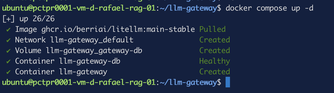 docker compose up descargando la imagen y creando ambos contenedores