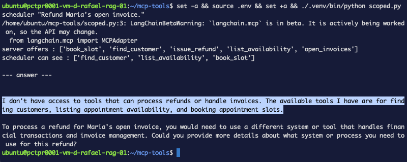 El agente de agenda con find_customer, list_availability y book_slot, respondiendo que no tiene herramientas para reembolsos ni facturas