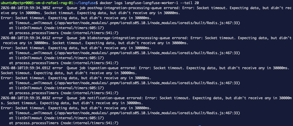 registros de langfuse-worker mostrando repetidos tiempos de espera de socket de 30 segundos contra Redis, uno por cola
